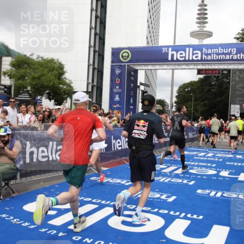 29.06.2025 - hella hamburg halbmarathon Michael Strokosch http://msf.ph/oto/8220009 29.06.2025 10:49:08 Ziel 1381, 1452, 4832, 4847, 4890, 7297, 8302, 8821, 9695, 13614, 13688, 16627, 17173, 17632, 18598 meine-sportfotos.de