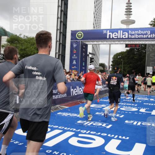 29.06.2025 - hella hamburg halbmarathon Michael Strokosch http://msf.ph/oto/8220076 29.06.2025 10:49:09 Ziel 4832, 4847, 4890, 6389, 7297, 8302, 8821, 9695, 13614, 13688, 16627, 17173, 17632, 18598 meine-sportfotos.de