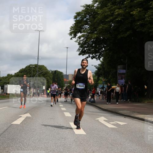 29.06.2025 - hella hamburg halbmarathon Yannick Fuchs http://msf.ph/oto/8220107 29.06.2025 10:33:02 20KM 1042, 1615, 1688, 1710, 2262, 2296, 2745, 2849, 3014, 3431, 3530, 4148, 5091, 5248, 6095, 6684, 7110, 7229, 8002, 8091, 11049, 11379, 12915, 13755, 14688, 14992, 15372, 16075, 17154, 17623, 17722, 18529, 18584, 18761 meine-sportfotos.de