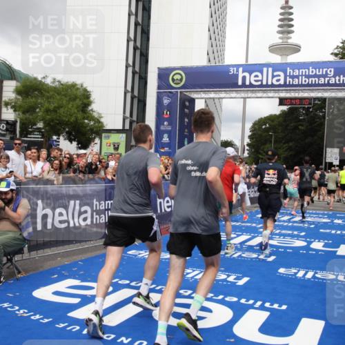 29.06.2025 - hella hamburg halbmarathon Michael Strokosch http://msf.ph/oto/8220139 29.06.2025 10:49:09 Ziel 4832, 4847, 4890, 6389, 7297, 8302, 8821, 9695, 13614, 13688, 16627, 17173, 17632, 18598 meine-sportfotos.de