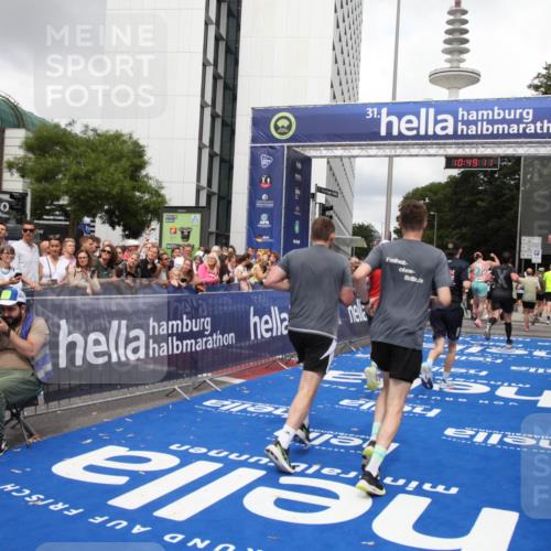 29.06.2025 - hella hamburg halbmarathon Michael Strokosch http://msf.ph/oto/8220204 29.06.2025 10:49:09 Ziel 4832, 4847, 4890, 6389, 7297, 8302, 8821, 9695, 13614, 13688, 16627, 17173, 17632, 18598 meine-sportfotos.de