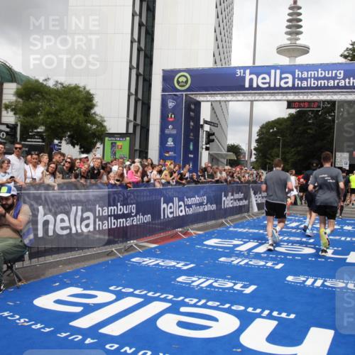 29.06.2025 - hella hamburg halbmarathon Michael Strokosch http://msf.ph/oto/8220263 29.06.2025 10:49:10 Ziel 4832, 4847, 4890, 6389, 7297, 8302, 8821, 10184, 13614, 16414, 16627, 17173, 17632, 18598, 18842 meine-sportfotos.de