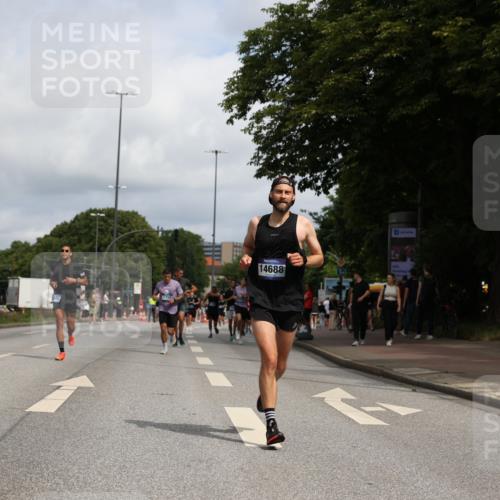 29.06.2025 - hella hamburg halbmarathon Yannick Fuchs http://msf.ph/oto/8220305 29.06.2025 10:33:02 20KM 1042, 1615, 1688, 1710, 2262, 2296, 2745, 2849, 3014, 3431, 3530, 4148, 5091, 5248, 6095, 6684, 7110, 7229, 8002, 8091, 11049, 11379, 12915, 13755, 14688, 14992, 15372, 16075, 17154, 17623, 17722, 18529, 18584, 18761 meine-sportfotos.de