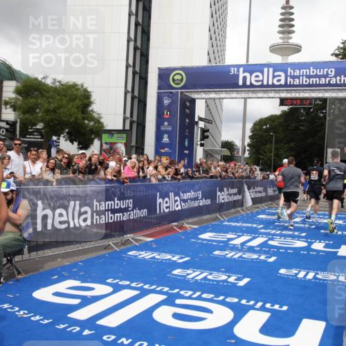 29.06.2025 - hella hamburg halbmarathon Michael Strokosch http://msf.ph/oto/8220322 29.06.2025 10:49:11 Ziel 4832, 4847, 4890, 6389, 7297, 8302, 10184, 13614, 15523, 16414, 16627, 16731, 17173, 17632, 18598, 18842 meine-sportfotos.de
