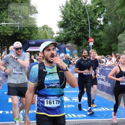 29.06.2025 - hella hamburg halbmarathon Zöllner http://msf.ph/oto/8220448 29.06.2025 10:52:14 Ziel 1482, 2397, 2595, 4837, 5032, 5087, 5093, 5378, 5482, 6897, 7732, 9082, 12135, 12580, 13726, 14248, 14300, 15275, 15829, 16003, 16320, 16591, 16666, 17033, 17130, 18475, 18801 meine-sportfotos.de