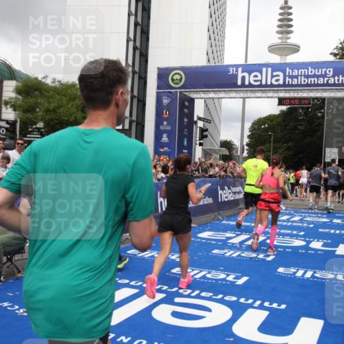 29.06.2025 - hella hamburg halbmarathon Michael Strokosch http://msf.ph/oto/8220460 29.06.2025 10:49:13 Ziel 2013, 4832, 4847, 4890, 6389, 10184, 13614, 15523, 16414, 16627, 16731, 17173, 18598, 18842 meine-sportfotos.de