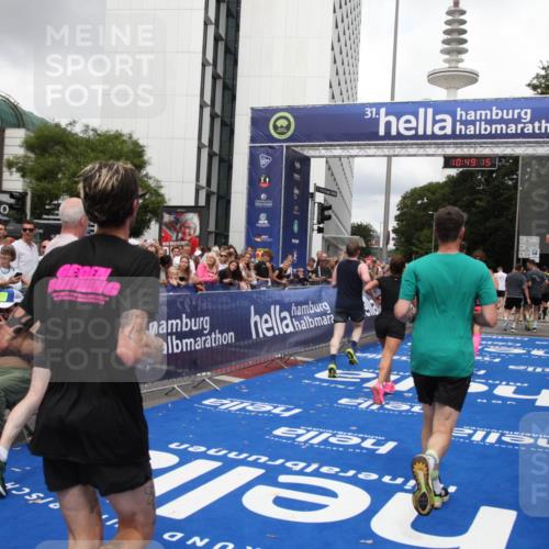 29.06.2025 - hella hamburg halbmarathon Michael Strokosch http://msf.ph/oto/8220476 29.06.2025 10:49:14 Ziel 2013, 4832, 4847, 4890, 6389, 10184, 15523, 16414, 16731, 17173, 18598, 18842 meine-sportfotos.de