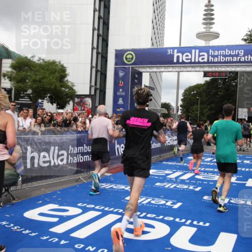 29.06.2025 - hella hamburg halbmarathon Michael Strokosch http://msf.ph/oto/8220490 29.06.2025 10:49:14 Ziel 2013, 4832, 4847, 4890, 6389, 10184, 15523, 16414, 16731, 17173, 18598, 18842 meine-sportfotos.de