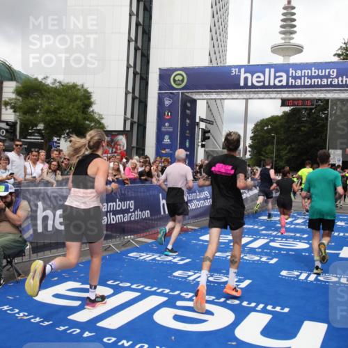 29.06.2025 - hella hamburg halbmarathon Michael Strokosch http://msf.ph/oto/8220555 29.06.2025 10:49:15 Ziel 2013, 4832, 6389, 8112, 10184, 15523, 16369, 16414, 16731, 17173, 18598, 18842 meine-sportfotos.de