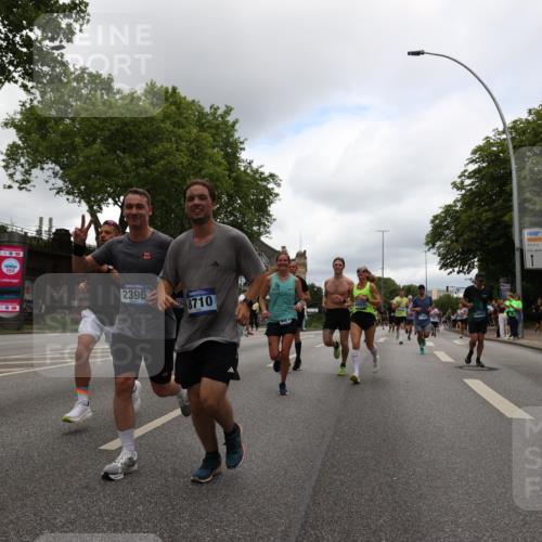 29.06.2025 - hella hamburg halbmarathon Yannick Fuchs http://msf.ph/oto/8220563 29.06.2025 10:46:01 20KM 2287, 2364, 2396, 2397, 2595, 2670, 2818, 4140, 4814, 5008, 5032, 5093, 5102, 5482, 6286, 6390, 6657, 7409, 7724, 7732, 7786, 8371, 8413, 8661, 8710, 9082, 10115, 11551, 11791, 12224, 12367, 12580, 13015, 13047, 13051, 13792, 14122, 14300, 14561, 14865, 15356, 15643, 15727, 15829, 15831, 16003, 16179, 16357, 16591, 17033, 17815, 17978, 17997, 18019, 18475, 18801, 18869, 18982 meine-sportfotos.de