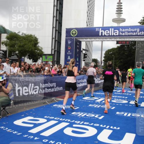 29.06.2025 - hella hamburg halbmarathon Michael Strokosch http://msf.ph/oto/8220566 29.06.2025 10:49:15 Ziel 2013, 4832, 6389, 8112, 10184, 15523, 16369, 16414, 16731, 17173, 18598, 18842 meine-sportfotos.de