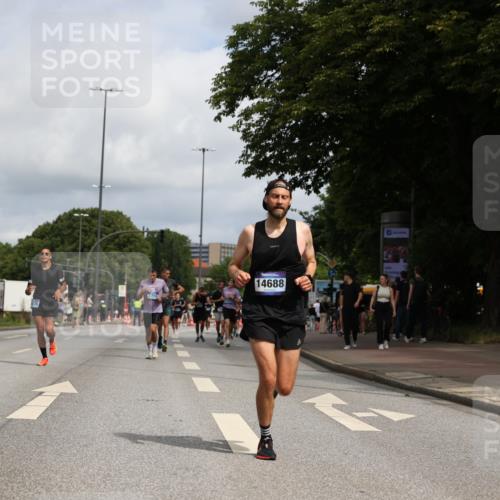 29.06.2025 - hella hamburg halbmarathon Yannick Fuchs http://msf.ph/oto/8220593 29.06.2025 10:33:02 20KM 1042, 1615, 1688, 1710, 2262, 2296, 2745, 2849, 3014, 3431, 3530, 4148, 5091, 5248, 6095, 6684, 7110, 7229, 8002, 8091, 11049, 11379, 12915, 13755, 14688, 14992, 15372, 16075, 17154, 17623, 17722, 18529, 18584, 18761 meine-sportfotos.de