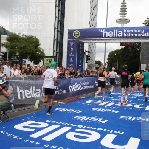 29.06.2025 - hella hamburg halbmarathon Michael Strokosch http://msf.ph/oto/8220623 29.06.2025 10:49:16 Ziel 2013, 4832, 6389, 8112, 9348, 10184, 13450, 15523, 16369, 16414, 16731, 17173, 18598, 18842 meine-sportfotos.de