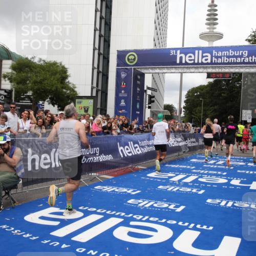 29.06.2025 - hella hamburg halbmarathon Michael Strokosch http://msf.ph/oto/8220701 29.06.2025 10:49:17 Ziel 2013, 6389, 8112, 9348, 10053, 10184, 13450, 15523, 16369, 16414, 16731, 17173, 18598, 18842 meine-sportfotos.de