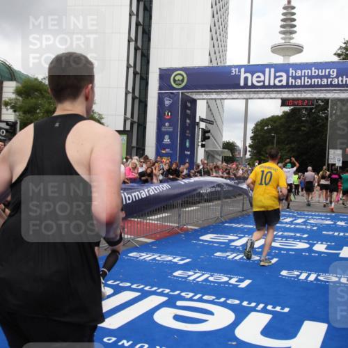 29.06.2025 - hella hamburg halbmarathon Michael Strokosch http://msf.ph/oto/8220756 29.06.2025 10:49:19 Ziel 2013, 6158, 8112, 9348, 10053, 10184, 13450, 15523, 16369, 16414, 16731, 18842 meine-sportfotos.de