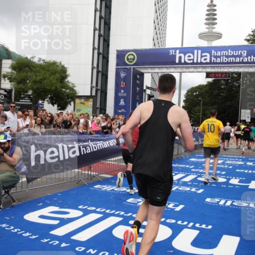 29.06.2025 - hella hamburg halbmarathon Michael Strokosch http://msf.ph/oto/8220770 29.06.2025 10:49:20 Ziel 2013, 6158, 8112, 9348, 10053, 10189, 13450, 14526, 15523, 16369, 16731 meine-sportfotos.de