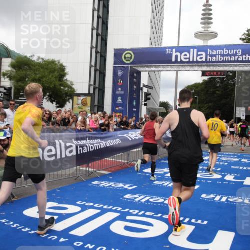29.06.2025 - hella hamburg halbmarathon Michael Strokosch http://msf.ph/oto/8220786 29.06.2025 10:49:20 Ziel 2013, 6158, 8112, 9348, 10053, 10189, 13450, 14526, 15523, 16369, 16731 meine-sportfotos.de