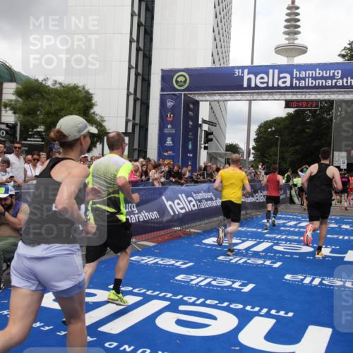 29.06.2025 - hella hamburg halbmarathon Michael Strokosch http://msf.ph/oto/8220798 29.06.2025 10:49:21 Ziel 2013, 4183, 4185, 6158, 8112, 9348, 10053, 10189, 11819, 13450, 14526, 15422, 16369 meine-sportfotos.de