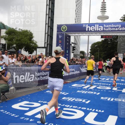 29.06.2025 - hella hamburg halbmarathon Michael Strokosch http://msf.ph/oto/8220817 29.06.2025 10:49:22 Ziel 2013, 4183, 4185, 6158, 8112, 9348, 10053, 10189, 11819, 13450, 14526, 15422, 16369 meine-sportfotos.de