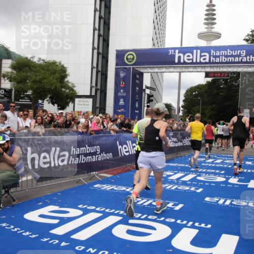 29.06.2025 - hella hamburg halbmarathon Michael Strokosch http://msf.ph/oto/8220829 29.06.2025 10:49:22 Ziel 2013, 4183, 4185, 6158, 8112, 9348, 10053, 10189, 11819, 13450, 14526, 15422, 16369 meine-sportfotos.de