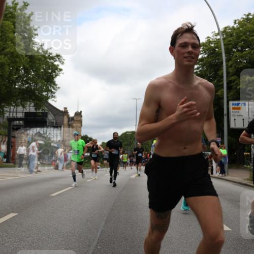 29.06.2025 - hella hamburg halbmarathon Yannick Fuchs http://msf.ph/oto/8220836 29.06.2025 10:46:03 20KM 2287, 2364, 2396, 2397, 2595, 2670, 2818, 4140, 4814, 5008, 5032, 5093, 5102, 5482, 6286, 6390, 6657, 7409, 7724, 7732, 8371, 8661, 8710, 9082, 9093, 9876, 10115, 11551, 11791, 12224, 12367, 12580, 13015, 13047, 13051, 13792, 14122, 14300, 14561, 15356, 15727, 15829, 15831, 16003, 16179, 16357, 16591, 17033, 17815, 17997, 18475, 18801, 18869, 18982 meine-sportfotos.de