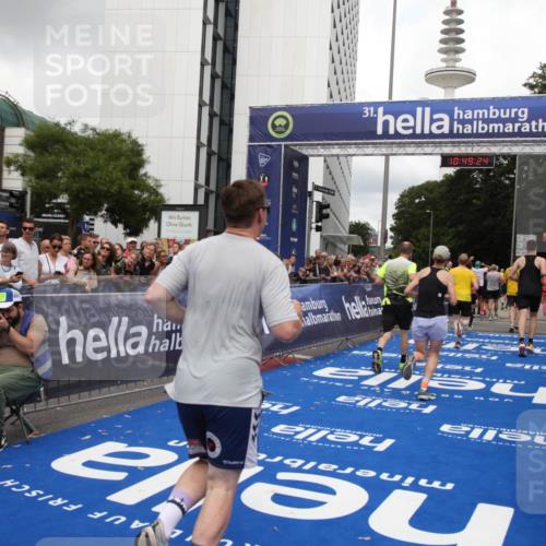 29.06.2025 - hella hamburg halbmarathon Michael Strokosch http://msf.ph/oto/8220859 29.06.2025 10:49:23 Ziel 4183, 4185, 6158, 8112, 9348, 10053, 10189, 11819, 13450, 14526, 15422, 16369 meine-sportfotos.de