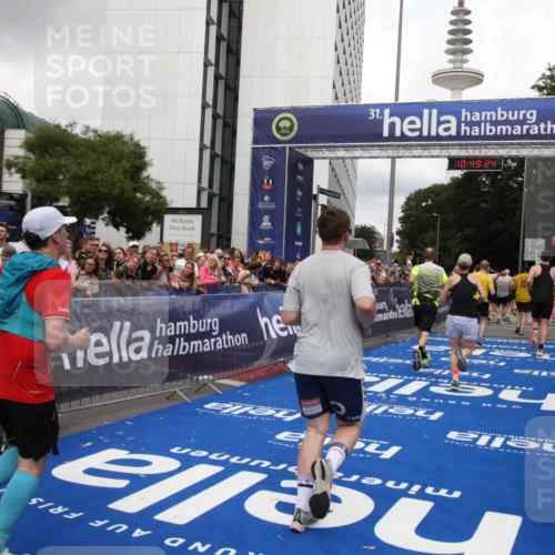 29.06.2025 - hella hamburg halbmarathon Michael Strokosch http://msf.ph/oto/8220880 29.06.2025 10:49:23 Ziel 4183, 4185, 6158, 8112, 9348, 10053, 10189, 11819, 13450, 14526, 15422, 16369 meine-sportfotos.de