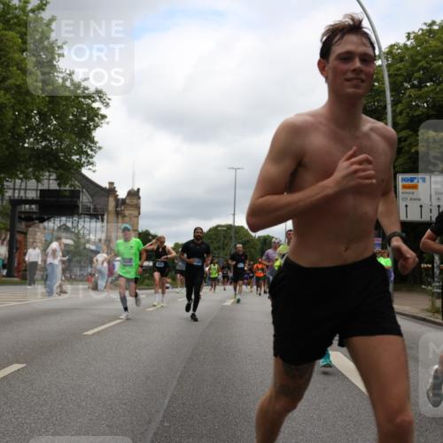 29.06.2025 - hella hamburg halbmarathon Yannick Fuchs http://msf.ph/oto/8220883 29.06.2025 10:46:03 20KM 2287, 2364, 2396, 2397, 2595, 2670, 2818, 4140, 4814, 5008, 5032, 5093, 5102, 5482, 6286, 6390, 6657, 7409, 7724, 7732, 8371, 8661, 8710, 9082, 9093, 9876, 10115, 11551, 11791, 12224, 12367, 12580, 13015, 13047, 13051, 13792, 14122, 14300, 14561, 15356, 15727, 15829, 15831, 16003, 16179, 16357, 16591, 17033, 17815, 17997, 18475, 18801, 18869, 18982 meine-sportfotos.de