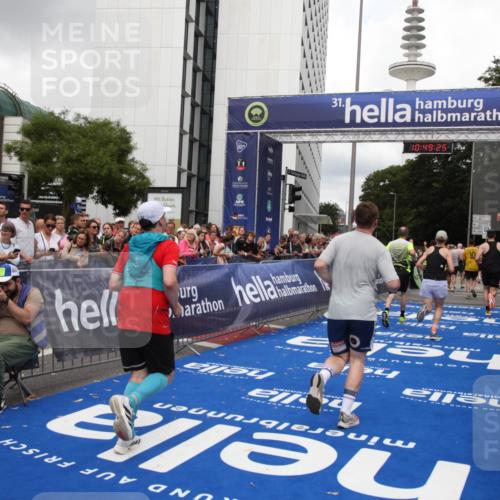 29.06.2025 - hella hamburg halbmarathon Michael Strokosch http://msf.ph/oto/8220894 29.06.2025 10:49:24 Ziel 4183, 4185, 6158, 8112, 9348, 10053, 10189, 11819, 13450, 14526, 15422, 16369 meine-sportfotos.de