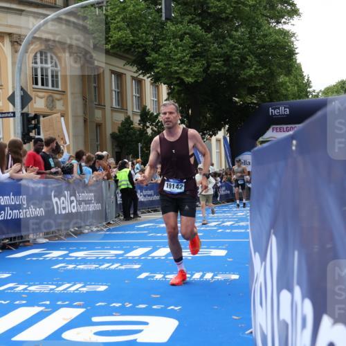 29.06.2025 - hella hamburg halbmarathon Strokosch-Dieckow http://msf.ph/oto/8220903 29.06.2025 10:29:01 Ziel 1827, 3043, 8473, 10171, 10351, 16157, 18874, 19142 meine-sportfotos.de