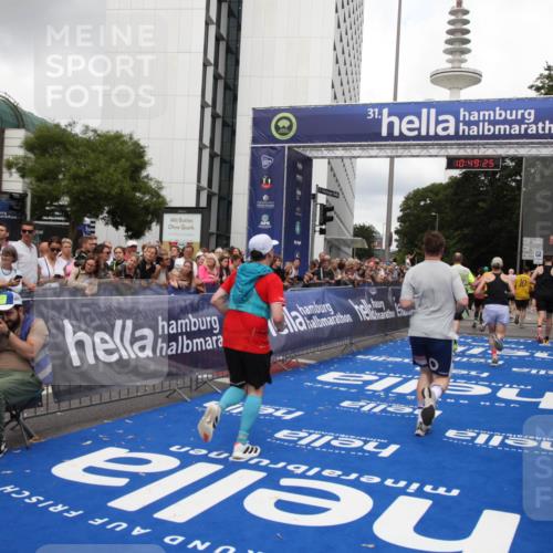 29.06.2025 - hella hamburg halbmarathon Michael Strokosch http://msf.ph/oto/8220906 29.06.2025 10:49:24 Ziel 4183, 4185, 6158, 8112, 9348, 10053, 10189, 11819, 13450, 14526, 15422, 16369 meine-sportfotos.de