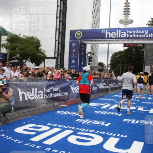 29.06.2025 - hella hamburg halbmarathon Michael Strokosch http://msf.ph/oto/8220916 29.06.2025 10:49:24 Ziel 4183, 4185, 6158, 8112, 9348, 10053, 10189, 11819, 13450, 14526, 15422, 16369 meine-sportfotos.de