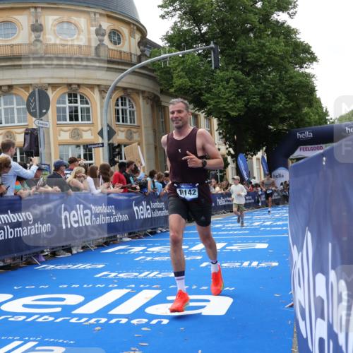 29.06.2025 - hella hamburg halbmarathon Strokosch-Dieckow http://msf.ph/oto/8220925 29.06.2025 10:29:01 Ziel 1827, 3043, 8473, 10171, 10351, 16157, 18874, 19142 meine-sportfotos.de
