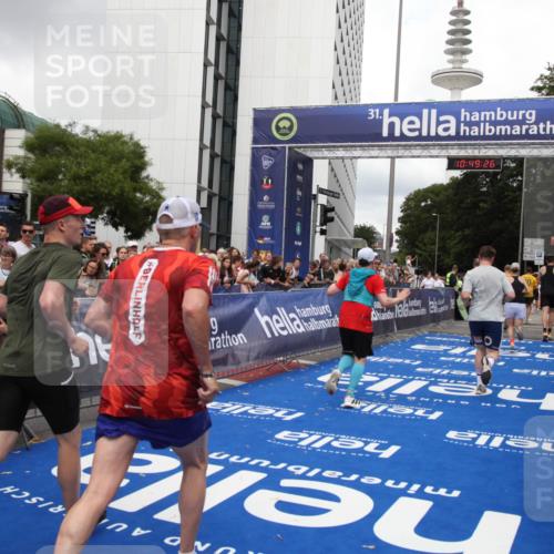 29.06.2025 - hella hamburg halbmarathon Michael Strokosch http://msf.ph/oto/8220967 29.06.2025 10:49:25 Ziel 4183, 4185, 6158, 9348, 10053, 10189, 11819, 12670, 13450, 14526, 15422, 15784, 15894, 15966 meine-sportfotos.de