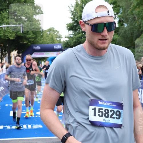 29.06.2025 - hella hamburg halbmarathon Zöllner http://msf.ph/oto/8220981 29.06.2025 10:52:17 Ziel 2397, 4419, 4837, 5032, 5087, 5482, 6164, 6897, 7896, 9074, 9082, 12135, 13726, 14248, 14300, 15275, 15446, 16003, 16320, 16591, 17033, 17130, 18475 meine-sportfotos.de