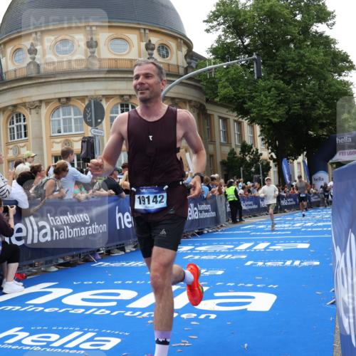29.06.2025 - hella hamburg halbmarathon Strokosch-Dieckow http://msf.ph/oto/8220984 29.06.2025 10:29:01 Ziel 1827, 3043, 8473, 10171, 10351, 16157, 18874, 19142 meine-sportfotos.de