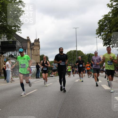29.06.2025 - hella hamburg halbmarathon Yannick Fuchs http://msf.ph/oto/8220990 29.06.2025 10:46:04 20KM 2287, 2364, 2396, 2397, 2595, 2670, 2818, 4140, 4814, 5008, 5032, 5093, 5102, 5482, 6286, 6390, 6657, 7409, 7724, 7732, 8371, 8661, 8710, 9082, 9093, 9876, 10115, 11551, 11791, 12367, 12580, 13015, 13047, 13051, 13792, 14122, 14300, 14561, 15356, 15727, 15829, 15831, 16003, 16179, 16357, 16591, 17033, 17815, 17997, 18475, 18801, 18869, 18982 meine-sportfotos.de