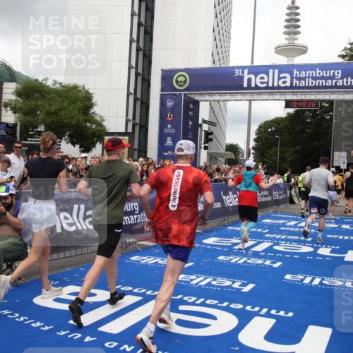 29.06.2025 - hella hamburg halbmarathon Michael Strokosch http://msf.ph/oto/8220994 29.06.2025 10:49:25 Ziel 4183, 4185, 6158, 9348, 10053, 10189, 11819, 12670, 13450, 14526, 15422, 15784, 15894, 15966 meine-sportfotos.de