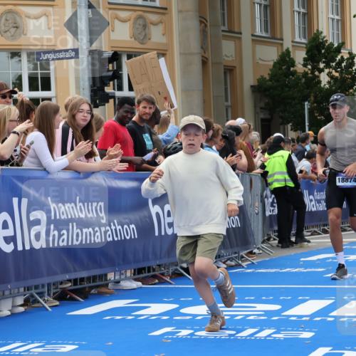 29.06.2025 - hella hamburg halbmarathon Strokosch-Dieckow http://msf.ph/oto/8221002 29.06.2025 10:29:03 Ziel 3043, 8473, 10171, 10351, 16157, 18874, 19142, 19194 meine-sportfotos.de