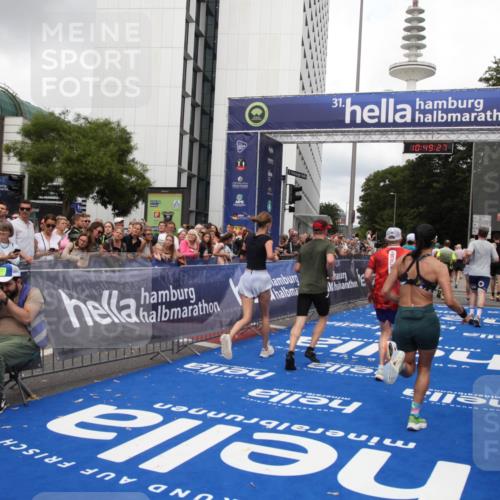 29.06.2025 - hella hamburg halbmarathon Michael Strokosch http://msf.ph/oto/8221006 29.06.2025 10:49:26 Ziel 1342, 4183, 4185, 6158, 10053, 10189, 11779, 11819, 12670, 14526, 14838, 15422, 15784, 15894, 15966 meine-sportfotos.de