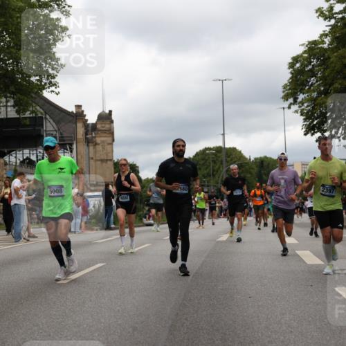 29.06.2025 - hella hamburg halbmarathon Yannick Fuchs http://msf.ph/oto/8221026 29.06.2025 10:46:04 20KM 2287, 2364, 2396, 2397, 2595, 2670, 2818, 4140, 4814, 5008, 5032, 5093, 5102, 5482, 6286, 6390, 6657, 7409, 7724, 7732, 8371, 8661, 8710, 9082, 9093, 9876, 10115, 11551, 11791, 12367, 12580, 13015, 13047, 13051, 13792, 14122, 14300, 14561, 15356, 15727, 15829, 15831, 16003, 16179, 16357, 16591, 17033, 17815, 17997, 18475, 18801, 18869, 18982 meine-sportfotos.de