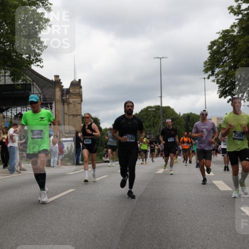 29.06.2025 - hella hamburg halbmarathon Yannick Fuchs http://msf.ph/oto/8221045 29.06.2025 10:46:04 20KM 2287, 2364, 2396, 2397, 2595, 2670, 2818, 4140, 4814, 5008, 5032, 5093, 5102, 5482, 6286, 6390, 6657, 7409, 7724, 7732, 8371, 8661, 8710, 9082, 9093, 9876, 10115, 11551, 11791, 12367, 12580, 13015, 13047, 13051, 13792, 14122, 14300, 14561, 15356, 15727, 15829, 15831, 16003, 16179, 16357, 16591, 17033, 17815, 17997, 18475, 18801, 18869, 18982 meine-sportfotos.de