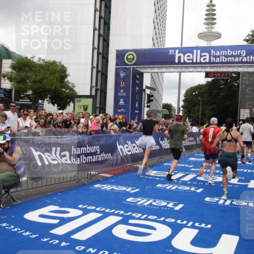 29.06.2025 - hella hamburg halbmarathon Michael Strokosch http://msf.ph/oto/8221055 29.06.2025 10:49:26 Ziel 1342, 4183, 4185, 6158, 10053, 10189, 11779, 11819, 12670, 14526, 14838, 15422, 15784, 15894, 15966 meine-sportfotos.de
