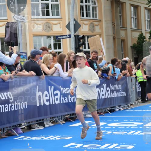 29.06.2025 - hella hamburg halbmarathon Strokosch-Dieckow http://msf.ph/oto/8221057 29.06.2025 10:29:04 Ziel 3043, 8473, 10171, 10351, 16157, 18874, 19142, 19194 meine-sportfotos.de