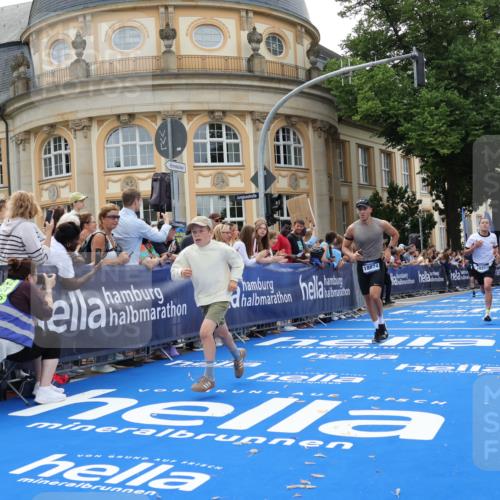29.06.2025 - hella hamburg halbmarathon Strokosch-Dieckow http://msf.ph/oto/8221071 29.06.2025 10:29:04 Ziel 3043, 8473, 10171, 10351, 16157, 18874, 19142, 19194 meine-sportfotos.de