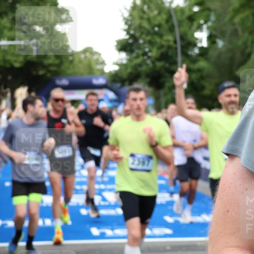 29.06.2025 - hella hamburg halbmarathon Zöllner http://msf.ph/oto/8221078 29.06.2025 10:52:18 Ziel 2397, 4419, 4837, 5032, 5087, 5482, 6164, 6897, 7896, 9074, 9082, 12135, 13726, 14248, 14300, 15275, 15446, 16003, 16320, 16591, 17130, 18475 meine-sportfotos.de