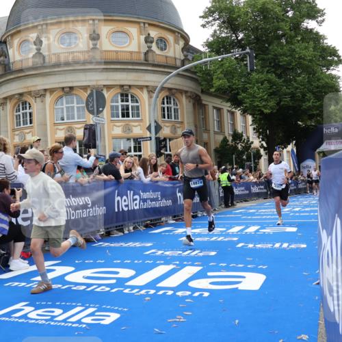 29.06.2025 - hella hamburg halbmarathon Strokosch-Dieckow http://msf.ph/oto/8221095 29.06.2025 10:29:05 Ziel 3043, 8473, 10171, 10351, 16157, 18874, 19194 meine-sportfotos.de
