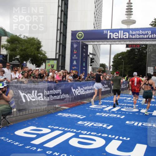 29.06.2025 - hella hamburg halbmarathon Michael Strokosch http://msf.ph/oto/8221109 29.06.2025 10:49:27 Ziel 1342, 1476, 4183, 4185, 6158, 10189, 11779, 11819, 12670, 13269, 14526, 14838, 15422, 15784, 15894, 15966, 16891, 18887 meine-sportfotos.de