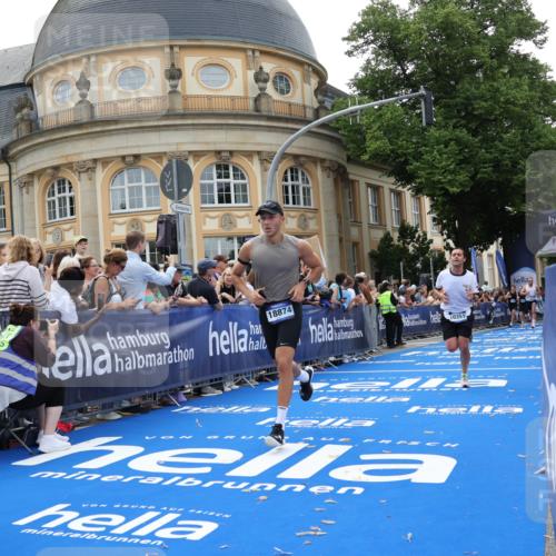 29.06.2025 - hella hamburg halbmarathon Strokosch-Dieckow http://msf.ph/oto/8221115 29.06.2025 10:29:05 Ziel 3043, 8473, 10171, 10351, 16157, 18874, 19194 meine-sportfotos.de