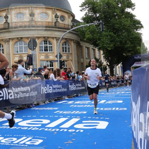 29.06.2025 - hella hamburg halbmarathon Strokosch-Dieckow http://msf.ph/oto/8221153 29.06.2025 10:29:06 Ziel 3043, 8473, 10171, 10351, 16157, 18874, 19194 meine-sportfotos.de